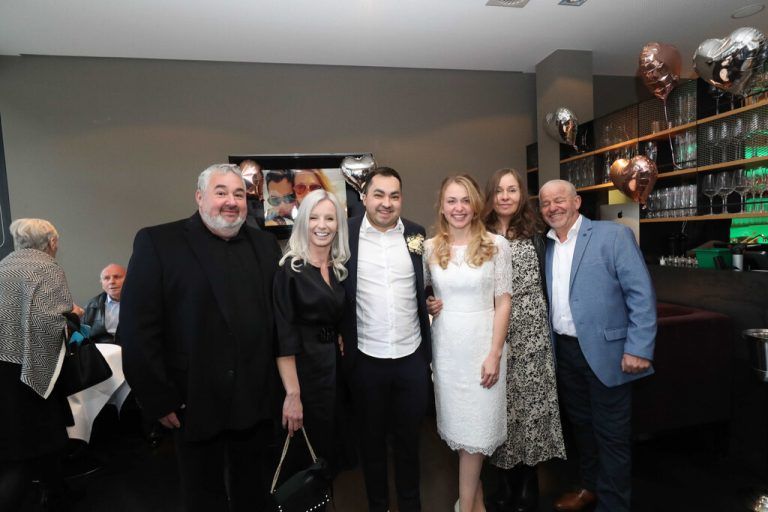 Das Brautpaar Simon und Angela Scherl umringt von den Eltern Daniel und Carmen Scherl sowie Hermine und Richard Müller.