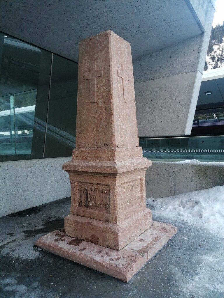 Das Denkmal steht nun am neuen Standort auf dem Vorplatz beim Bahnhof in Langen.