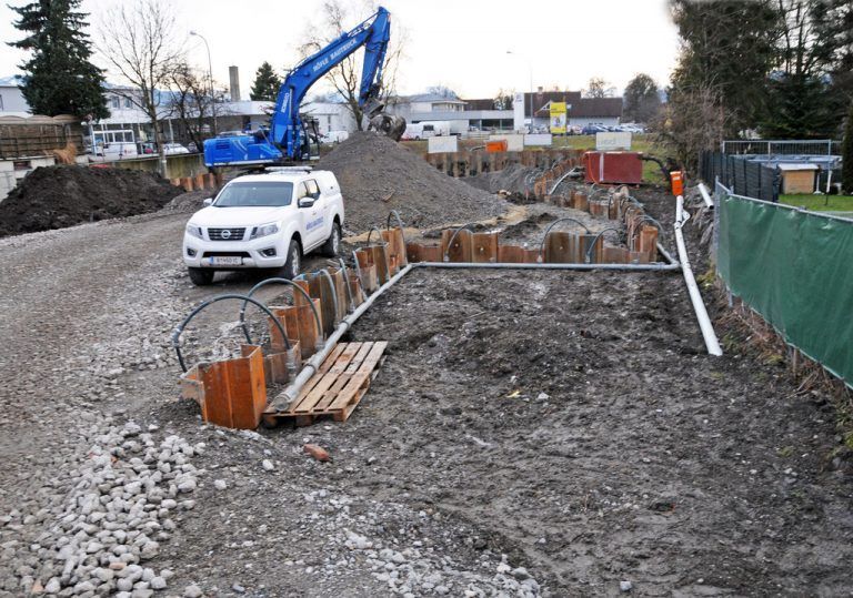 Das Wohnbauprojekt Alte Post entsteht zwischen Dorfstraße und der Harder Straße L 202. Hier ist auch die neue Apotheke eingeplant. <span class="copyright">AJK</span>