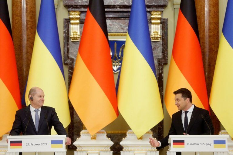 Der deutsche Regierungschef beriet sich mit dem ukrainischen Präsidenten Selenskyj in der ukrainischen Hauptstadt. Reuters
