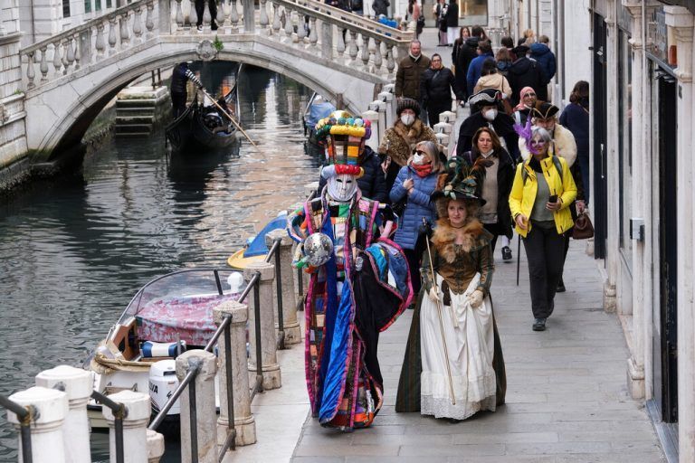 Der Karneval in Venedig hat zahlreiche Touristen angelockt. Reuters