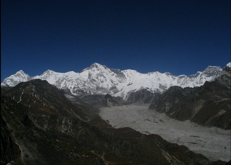 Derzeit gilt die nepalesische Bergseite des Cho Oyu als gefährlicher. Nepalesische Sherpas wollen nun eine gute Route von ihrem Heimatland aus finden.