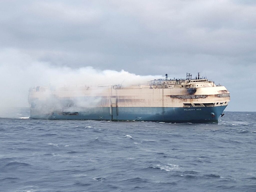 Brennender Autofrachter soll auf offenem Meer gelöscht werden