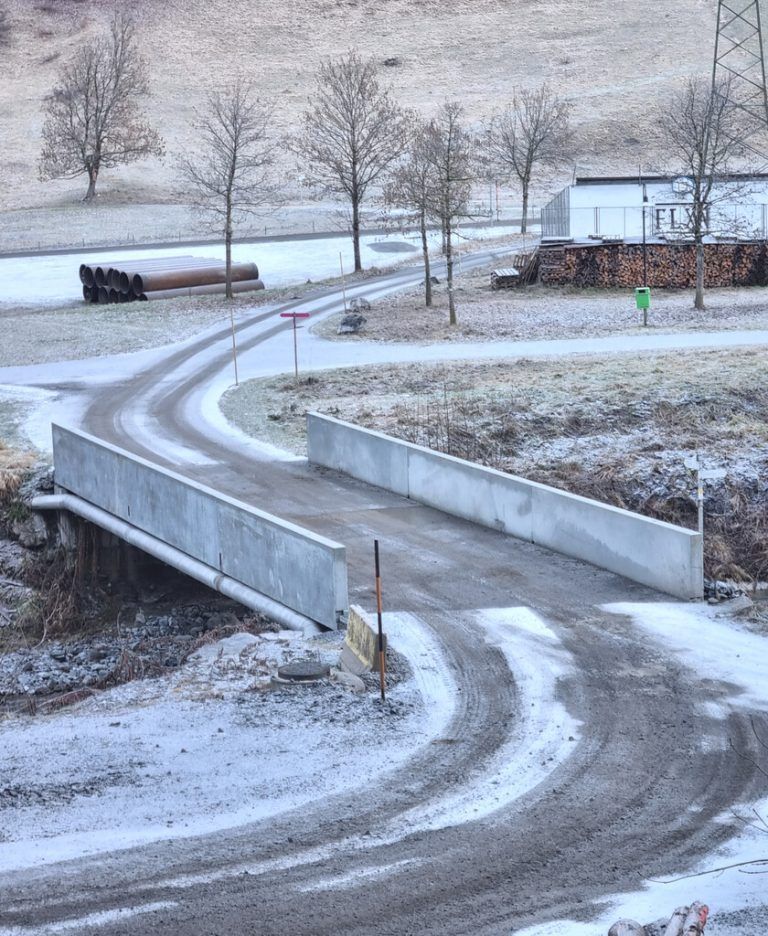 Die Angerbrücke wird mit schweren Gerätschaften befahren.MEK