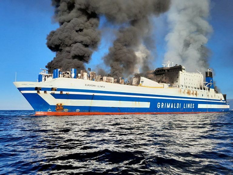 Die Autofähre brannte am Freitagnachmittag noch. Weitere Lösch-Schlepper wurden angefordert. REUTERS/Nikos Bardis Ð debater.gr