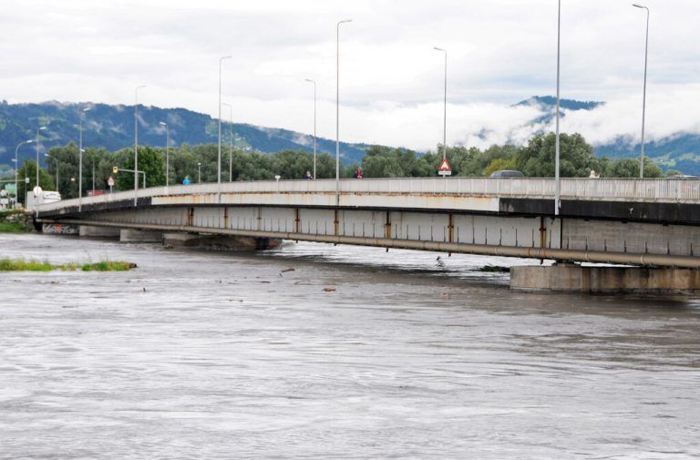 Die bisherige Rheinbrücke Hard-Fußach beim Hochwasser im Juni 2016. Es blieb nicht viel Platz zwischen Fluss und Brücke.
