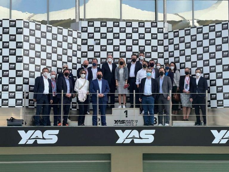 Die Delegation auf dem Siegerpodest der Formel 1-Rennstrecke Abu Dhabi.