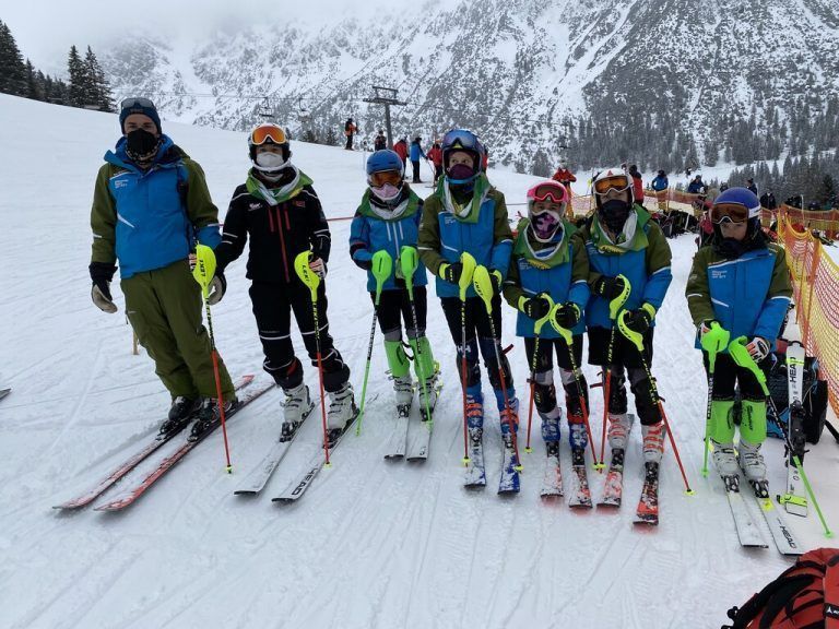Die erfolgreichen Athletinnen mit ihrem Trainer Michael Vonbank.sc klostertal
