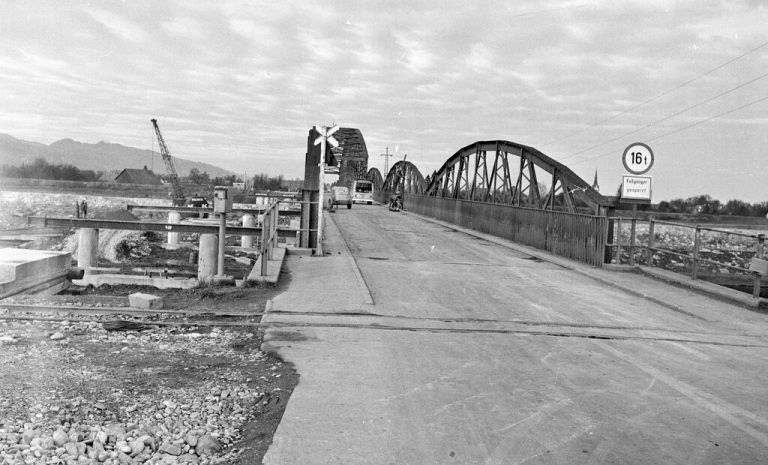 Die erste, 1899 fertiggestellte Fachwerkbrücke aus Stahl. 1970 begann der Bau der heute bestehenden Brücke. <span class="copyright">O. Spang, Stadtarchiv Bregenz</span>