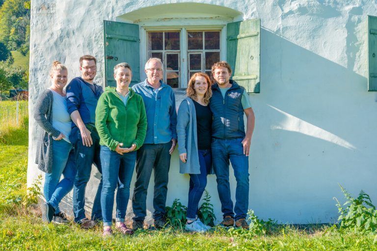 Die Familie Sandrell: Tochter Mirijam mit Werner, Renate und Gotthard Sandrell, Steffi mit Georg Sandrell (Sohn).<span class="copyright">Alexander Kuster</span>