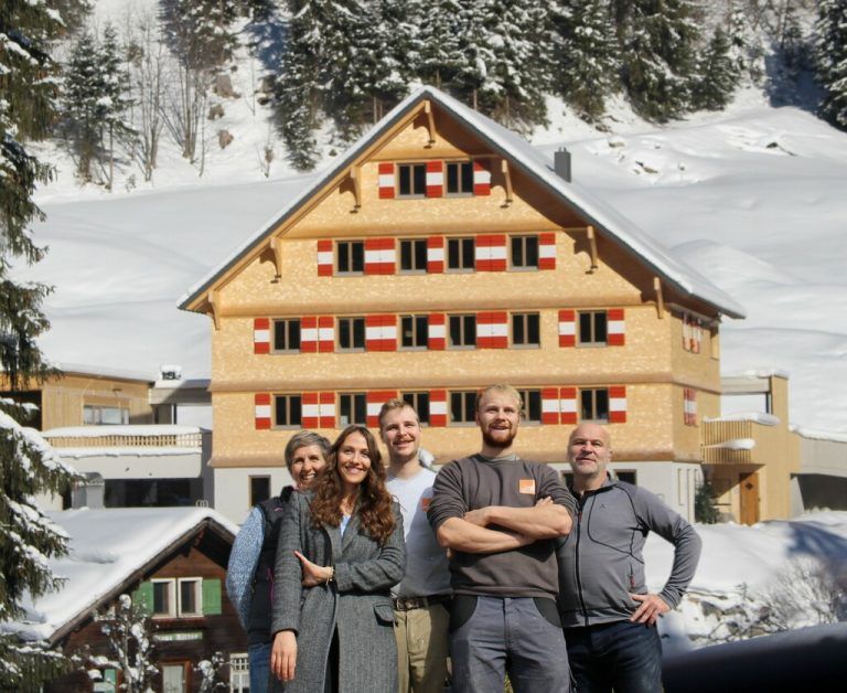 Die Familie Schwarzmann – Steffi und Georg sowie die Söhne Jakob (mit Julia) und Paul – freut sich über den Start ihres Projekts.