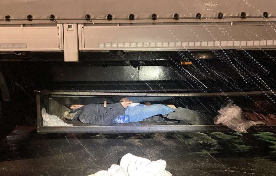 Flüchtlinge in „Horrorkiste“ ­unterhalb von Lkw transportiert