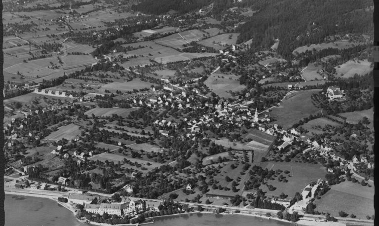 <p class="caption">Die Gemeinde Lochau um 1955 mit rund 3200 Einwohnern. Dazu gehörten auch über 600 zugewanderte Südtiroler, die im Zuge der „Südtiroler Umsiedlung 1939 bis 1943“ hier in Lochau eine neue Heimat gefunden hatten. <span class="copyright">bms/2</span></p><p class="caption"/>