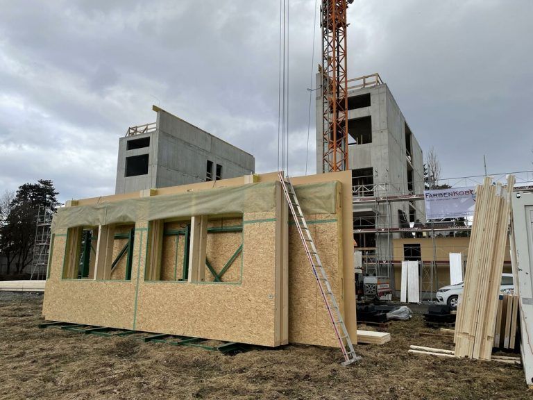 Die Holzbauteile wurden von einer Vorarlberger Firma gefertigt.<span class="copyright">Stadt</span>