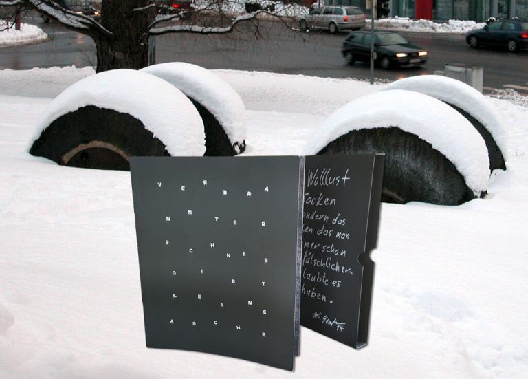 Die Künstlermonographie vor den Mühlsteinen, die Kofler bei der Mehrerauerbrücke platzierte.