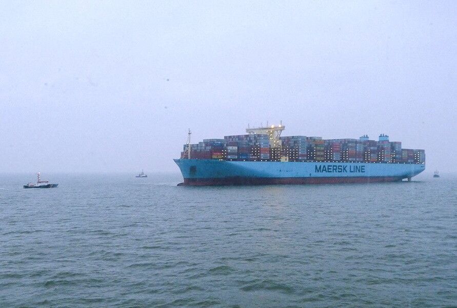 Containerschiff auf Grund gelaufen