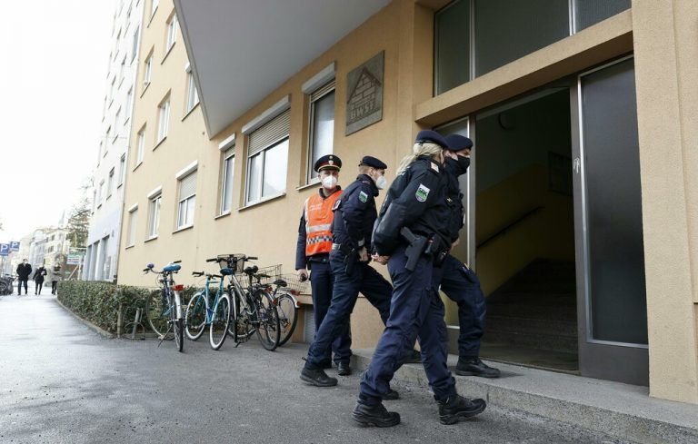 Die Polizei am Schauplatz des Verbrechens. Das Motiv für die Bluttat ist unklar.apa