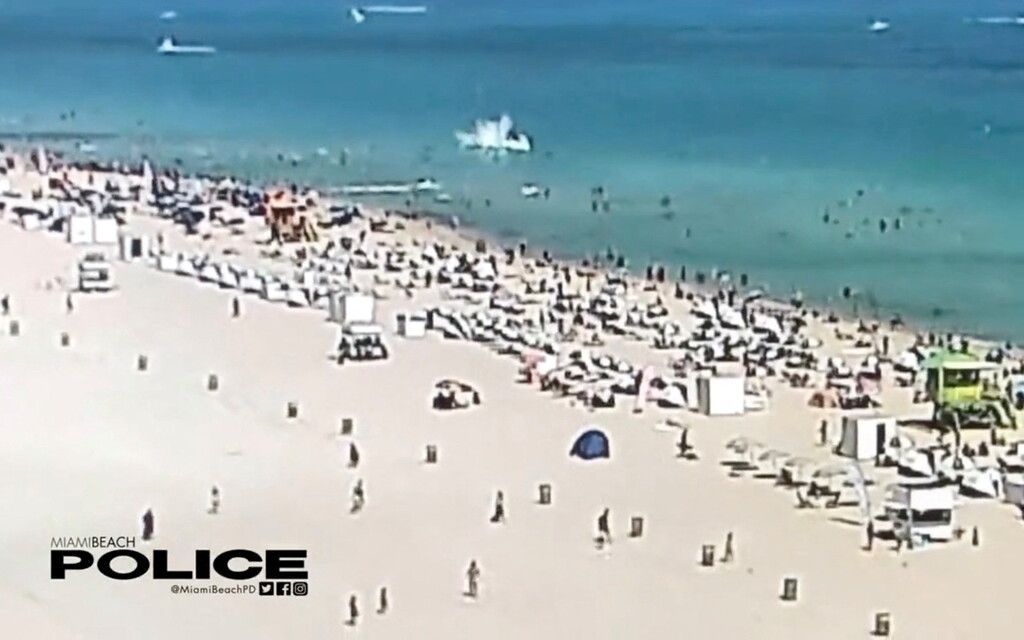 Hubschrauber stürzte in Miami neben Badenden ins Meer