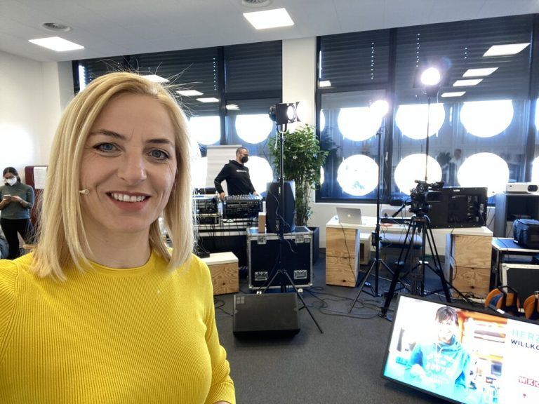 Die Profi-Moderatorin vor dem Start einer Online-Moderation.