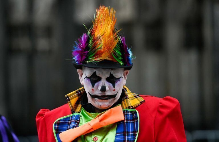 Diesem Besucher des Kölner Karnevals ist am Donnerstag nicht zum Feiern zumute . afp