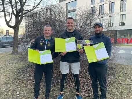 Drei erfolgreiche Teilnehmer der Laufgruppenleiter-Ausbildung. VLK
