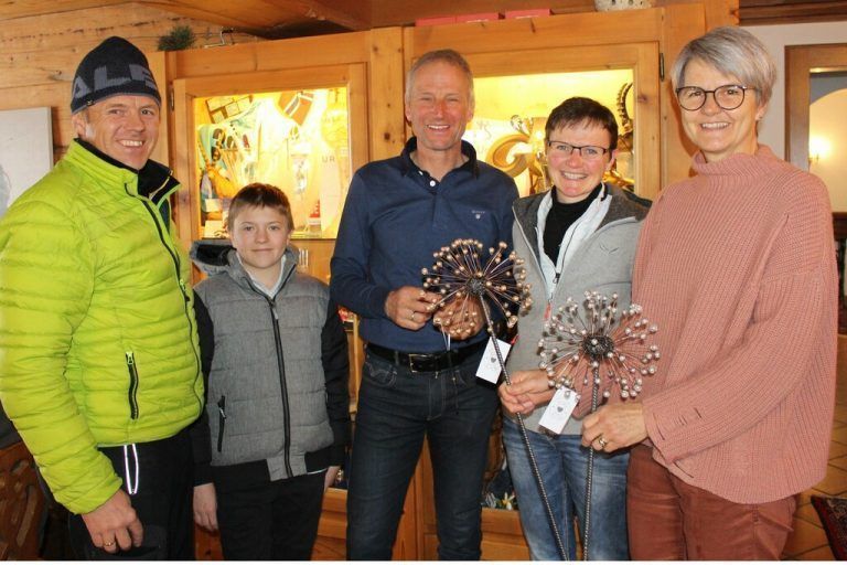 Drei exklusive Kunstwerke fertigte der Lechtaler Skilehrer Thomas Lutz (im Bild mit Gattin Anita und Sohn Niklas sowie Birgit und Hubert Strolz) an. <span class="copyright">stp/3</span>