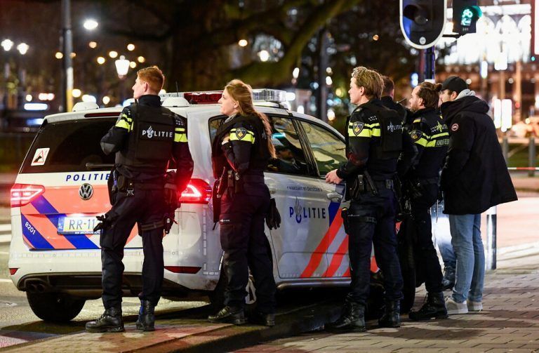 Ein 27-Jähriger nahm in einem Apple-Store in Amsterdam einen Kunden als Geisel. Rts
