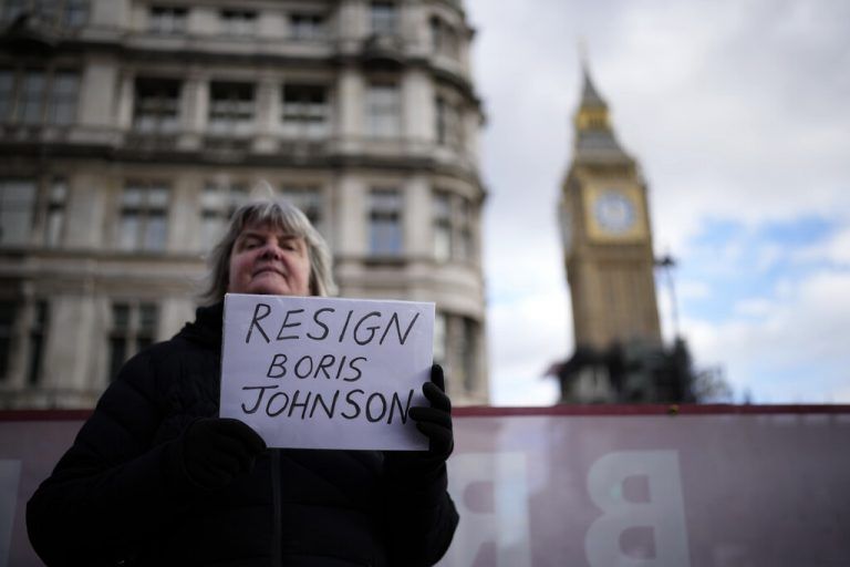 Ein Demonstrant hält in London ein Plakat hoch, das den britischen Premier Boris Johnson zum Rücktritt auffordert. AP