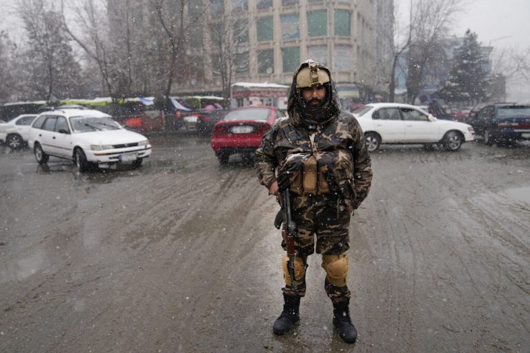 Ein Kämpfer bewacht einen Checkpoint in Kabul: Die Taliban übernahmen im Vorjahr wieder die Macht in Afghanistan.  AP
