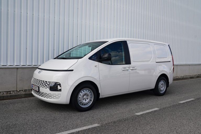 Ein Riese ist der Hyundai Starex in seiner Klasse sowohl innen als auch außen: Er misst 5,253 Meter in der Länge, der Laderaum hat fast 5000 Liter Volumen.