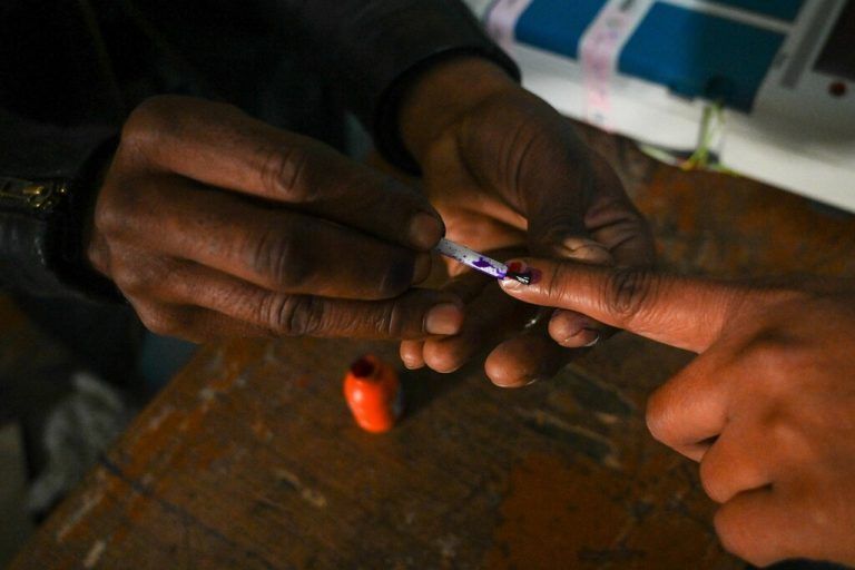 Ein Wahlhelfer markiert den Finger eines Wählers, bevor dieser seine Stimme in einem Wahllokal in Ghaziabad, Uttar Pradesh, abgibt. AFP