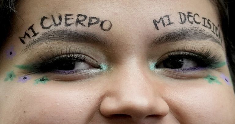 Eine Aktivistin demonstriert vor dem Verfassungsgericht in Bogota, ­Kolumbien, für das Recht auf Abtreibung. AP