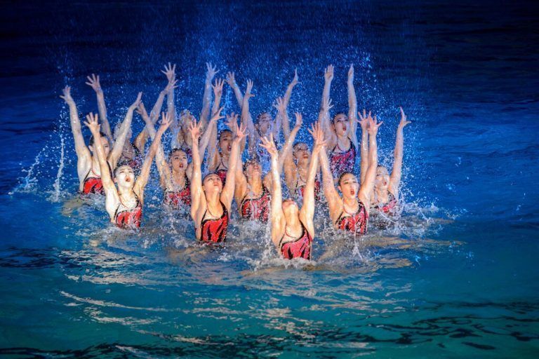 Eine Gruppe von Synchronschwimmerinnen tritt anlässlich des 80. Geburtstags des verstorbenen nordkoreanischen Führers Kim Jong Il auf. AP