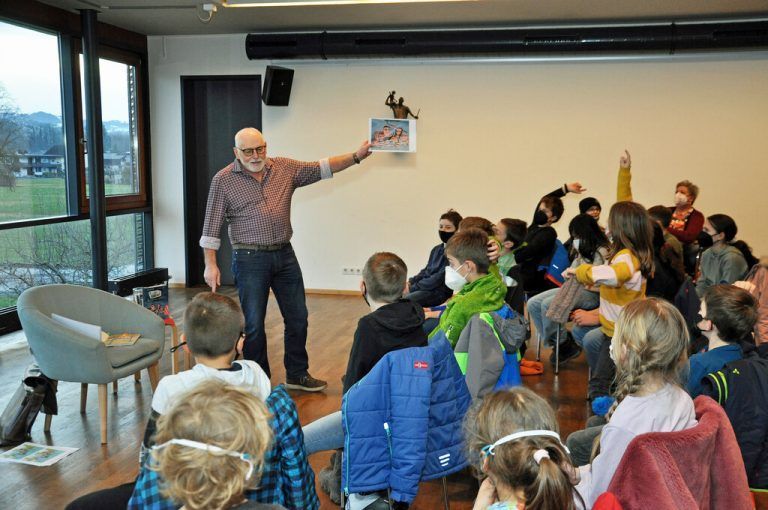 Einmal im Monat gestaltet der ehemalige Volksschuldirektor in der Bücherei Rohrbach eine literarische Stunde für Kinder ab acht Jahren.