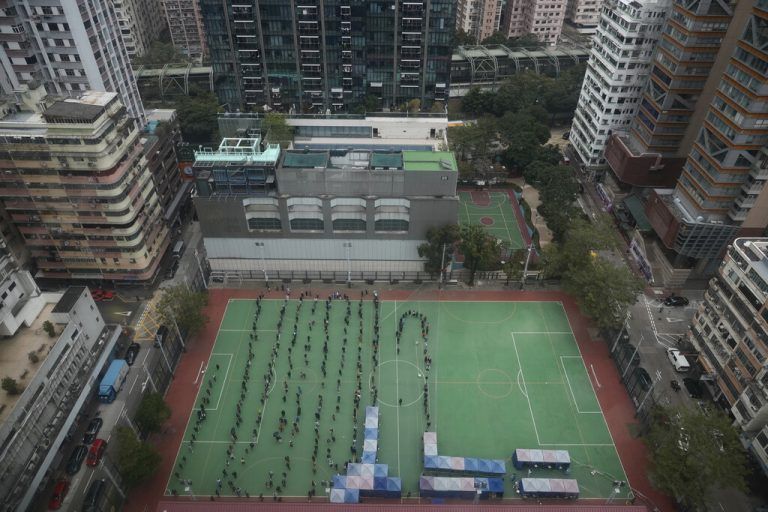 Einwohner stehen Schlange, um sich in einem Covid19-Testzentrum in Hongkong auf das Coronavirus testen zu lassen. AP