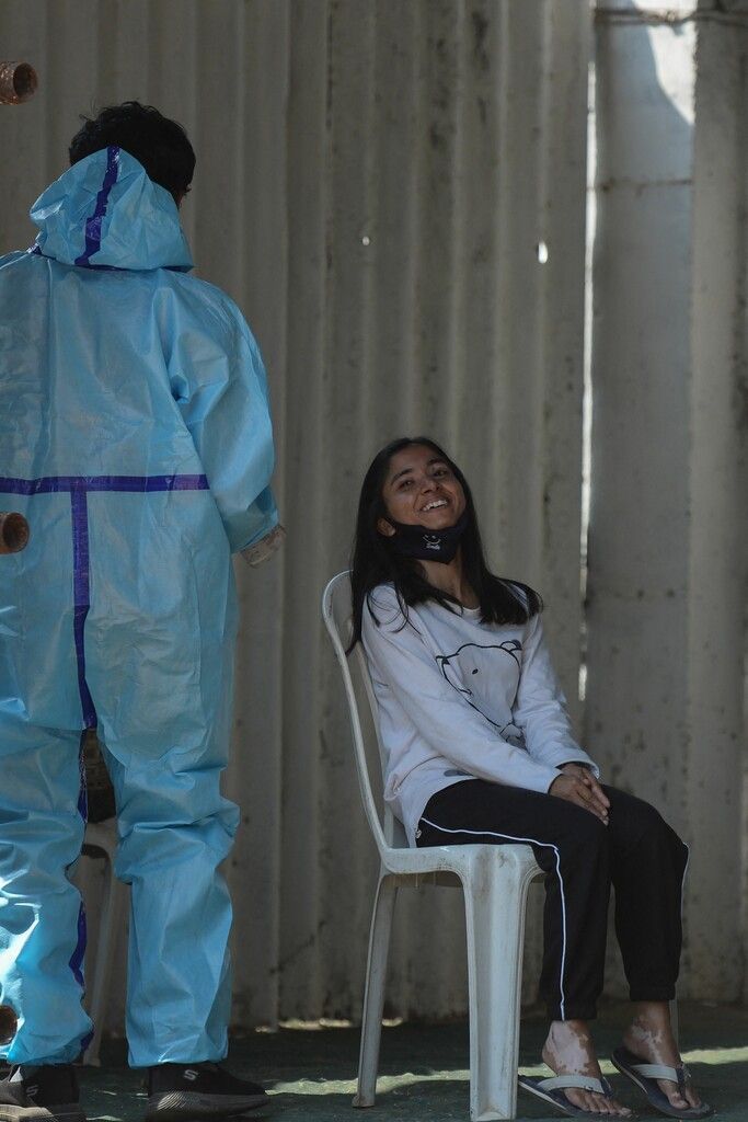 Entspannt wartet dieses Mädchen auf die Corona-Testung in der indischen Stadt Hyderabad. AFP