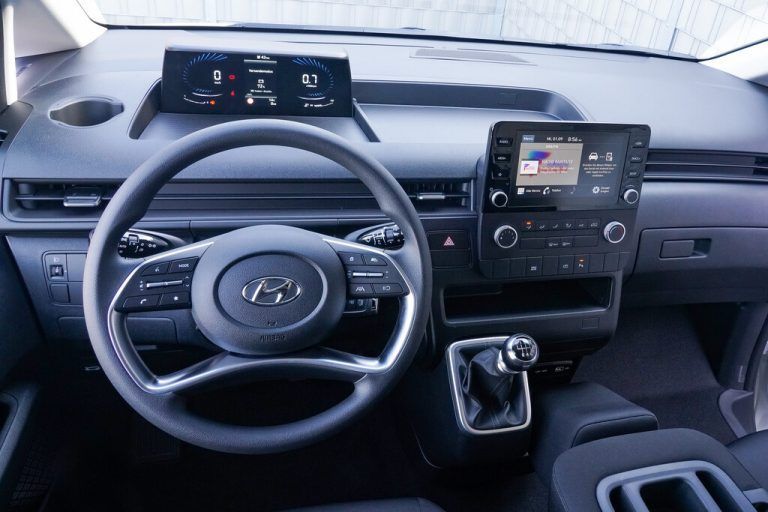 Es wohnt sich im Transporter kaum weniger komfortabel als im Bus.