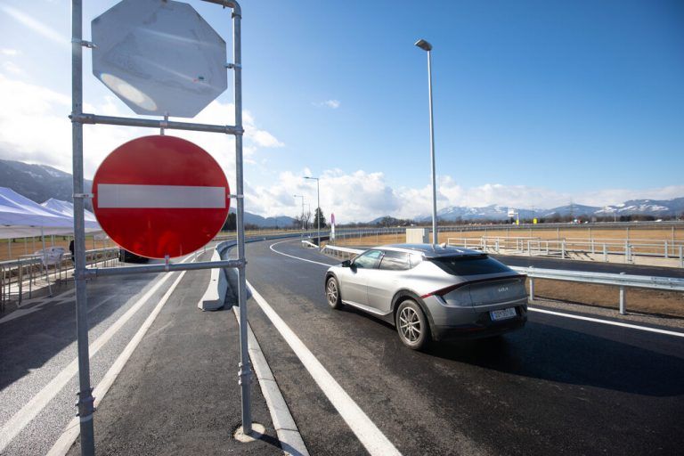 Geisterfahrerin verursachte Kollision auf der Autobahnabfahrt
