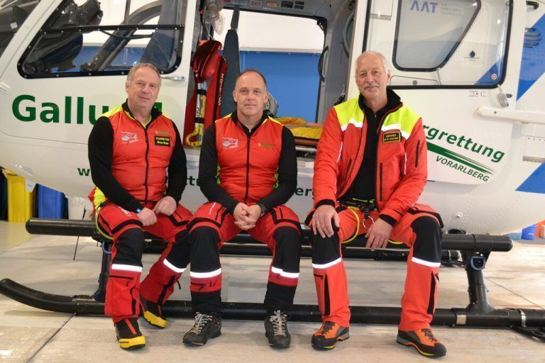 Flugretter Roger Braun, Pilot Wolfgang Jäger und Flugrettungsarzt Klaus Linzmeier am Stützpunkt Zürs.