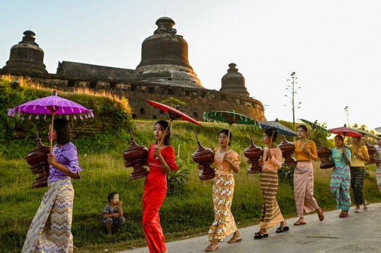 Frauen nehmen an einer Zeremonie vor dem Tempel in Mrauk U im Bundesstaat Rakhine in Myanmar teil. afp