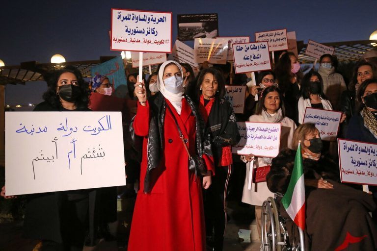 Frauen protestierten vor der Nationalversammlung in Kuwait gegen die Absage eines Yoga-Wochenendes in der Wüste.  AFP