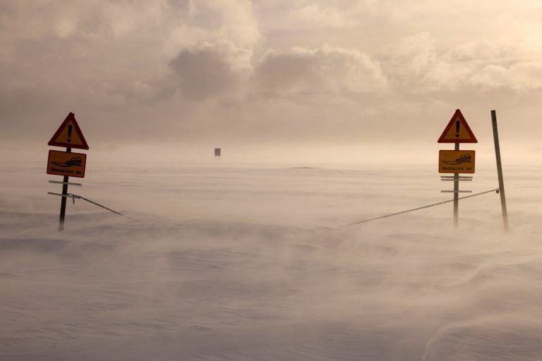 Frostige Verhältnisse: Schilder einer im Winter gesperrten Straße erheben sich in Hofteigur im nördlichen Island aus dem Schnee. Reuters