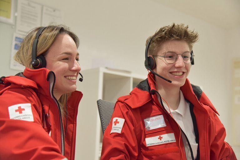 FSJlerin Mia Hartmann und Zivildiener Fabian Ebenhoch stehen via Facebook Rede und Antwort. Sie würden das soziale Engagement wieder in Angriff nehmen.<span class="copyright">rkv</span>
