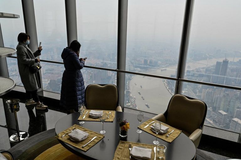 Gäste genießen die Aussicht vom Restaurant Heavenly Jin in Shanghai in 556,36 Metern Höhe. Es ist das höchstgelegene Restaurant der Welt. AFP