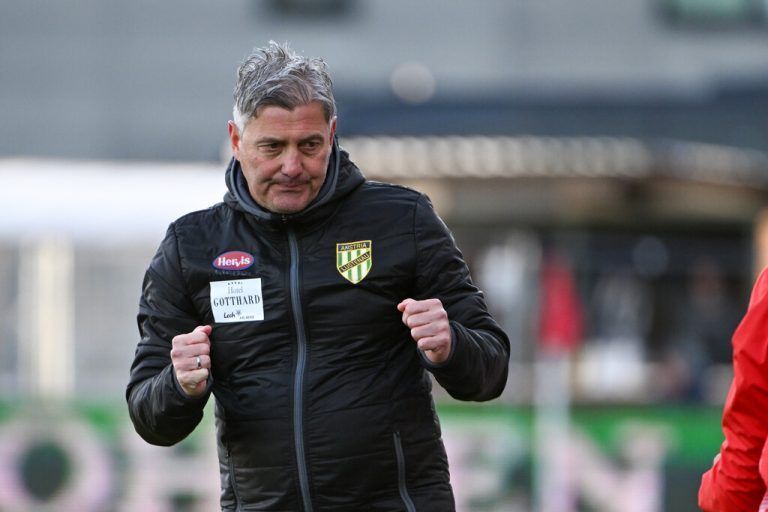 Geschafft: Austria Lustenaus Trainer Markus Mader musste nach Schlusspfiff erst mal richtig tief durchatmen. Lafnitz machte es seiner Mannschaft richtig schwer.gepa