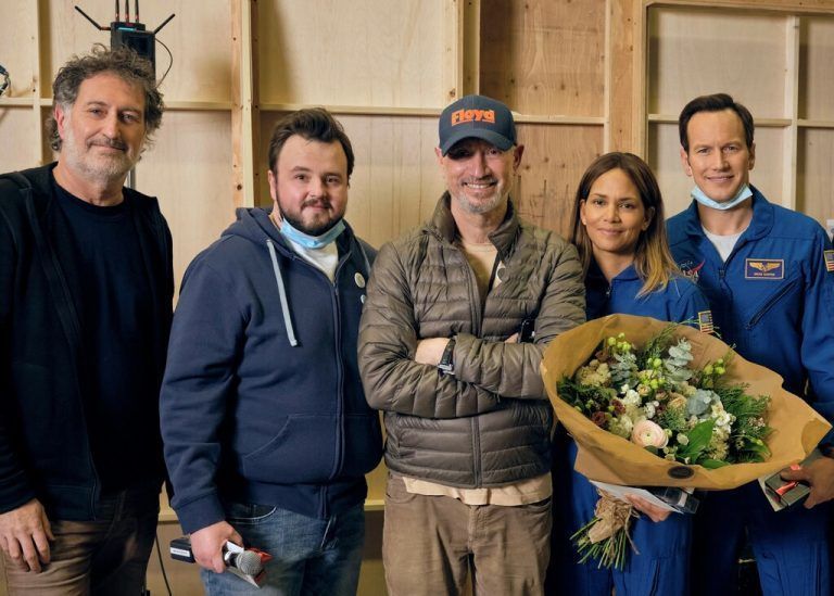 Harald Kloser (l.) gemeinsam mit dem Hauptcast und Roland Emmerich (Mitte). Kloser