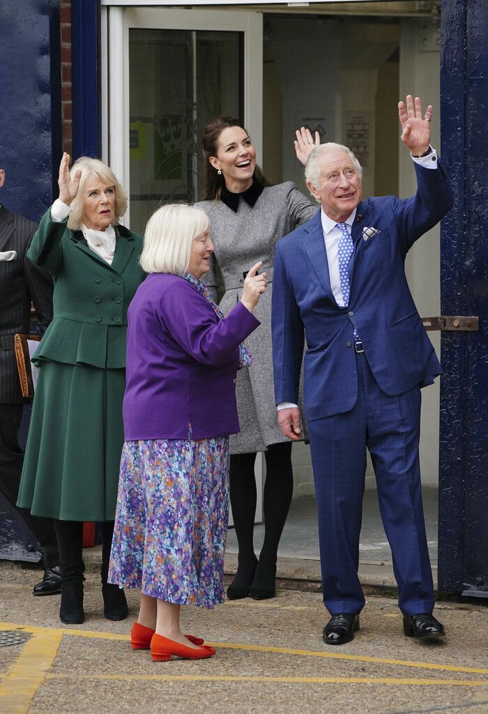 Herzogin Kate und ihre Schwiegereltern Prinz Charles und Herzogin Camilla beim Besuch der 