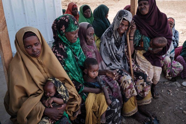 Hungerkrise in Somalia: In einem Camp für Vertriebene in Baidoa, Somalia, suchen Frauen und Kinder Hilfe. AFP