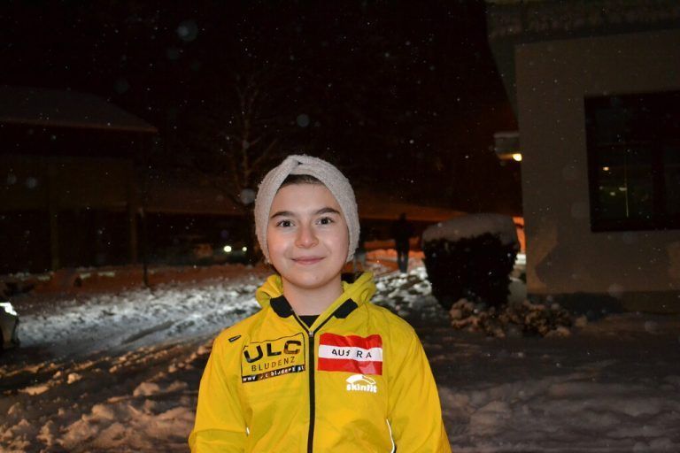 <p class="infozeile">Ich komme immer mit meiner Cousine zum Training. Mir gefällt es sehr. Es macht viel Spaß. Und wenn es kalt und windig ist, <br/>wie heute, dann spüre ich das nicht lange. Beim Laufen wird mir schnell warm. <span class="namen">Elezan,</span> 12 Jahre, Bings</p><p class="infozeile"/>