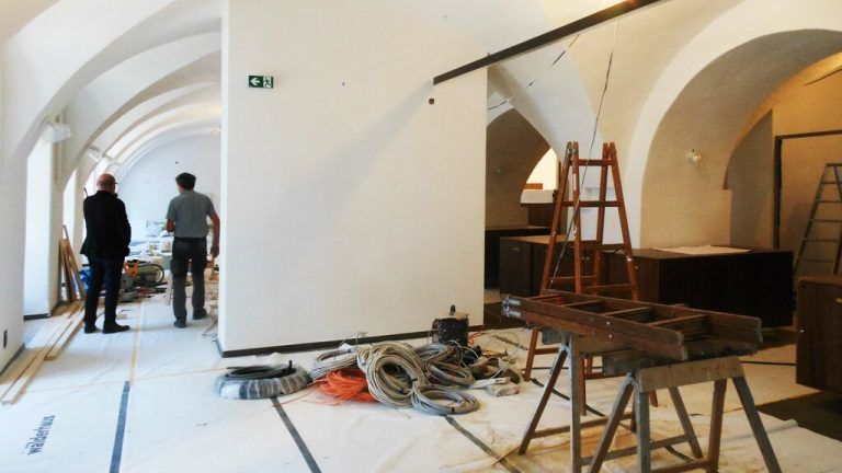 Im Haus laufen die letzten Bauarbeiten – das Gewölbe des alten Lagerhauses kommt jetzt voll zur Geltung.